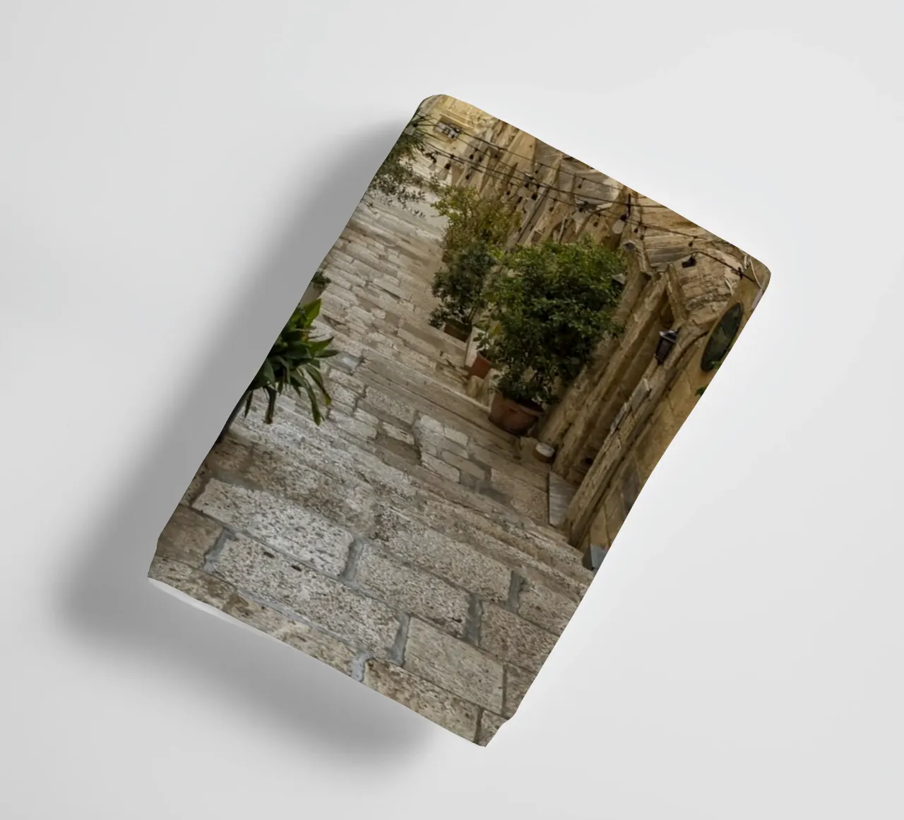 Vue de la rue La Valette serviette de bain de Curious Collections by Marielle Leenders