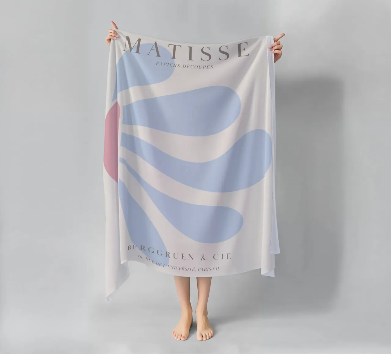 Abstracte bloemvorm - Op Matisse geïnspireerd ontwerp strandhanddoek van Whole©