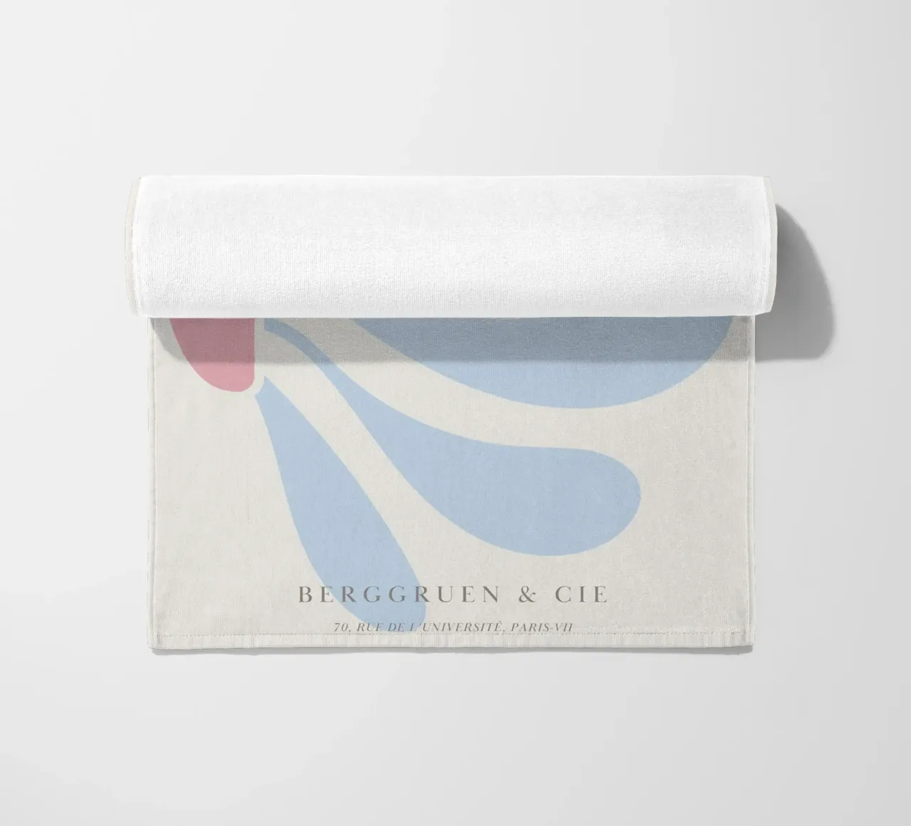Abstracte bloemvorm - Op Matisse geïnspireerd ontwerp strandhanddoek van Whole©