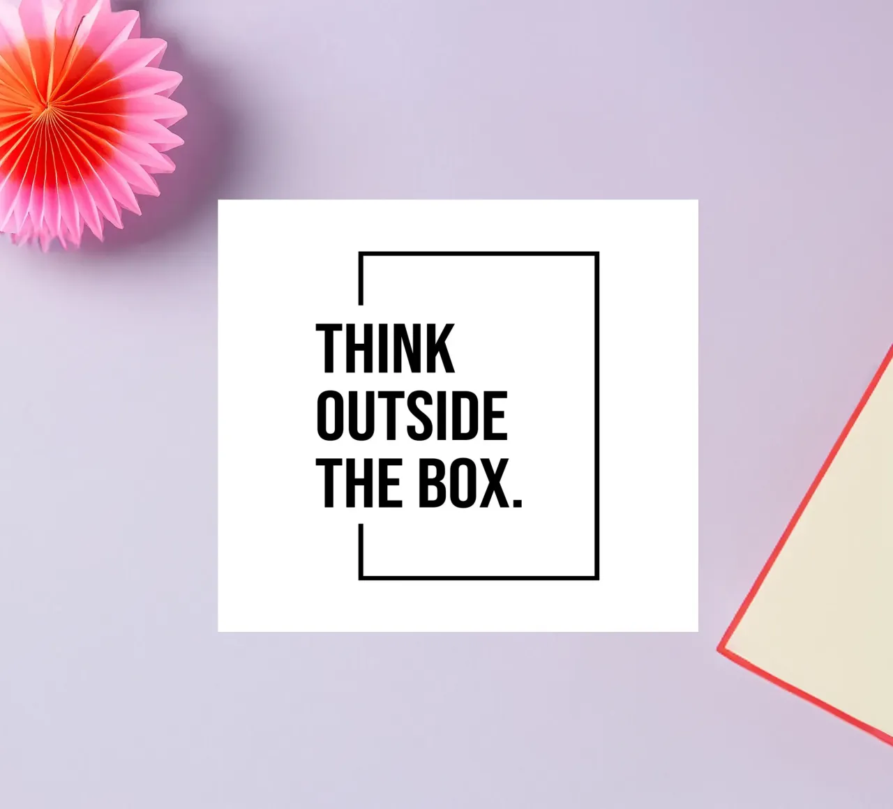 Citation "Think outside the box" (sortir des sentiers battus) autocollant de Paigaam Studio