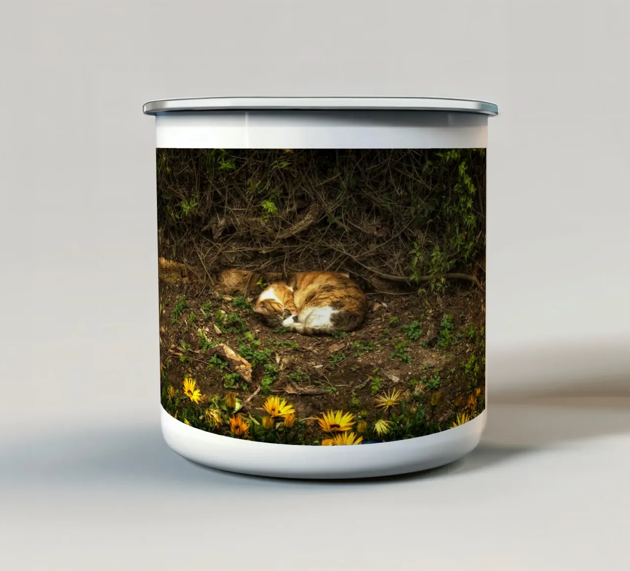 Gatto che dorme tazza in smalto da Curious Collections by Marielle Leenders