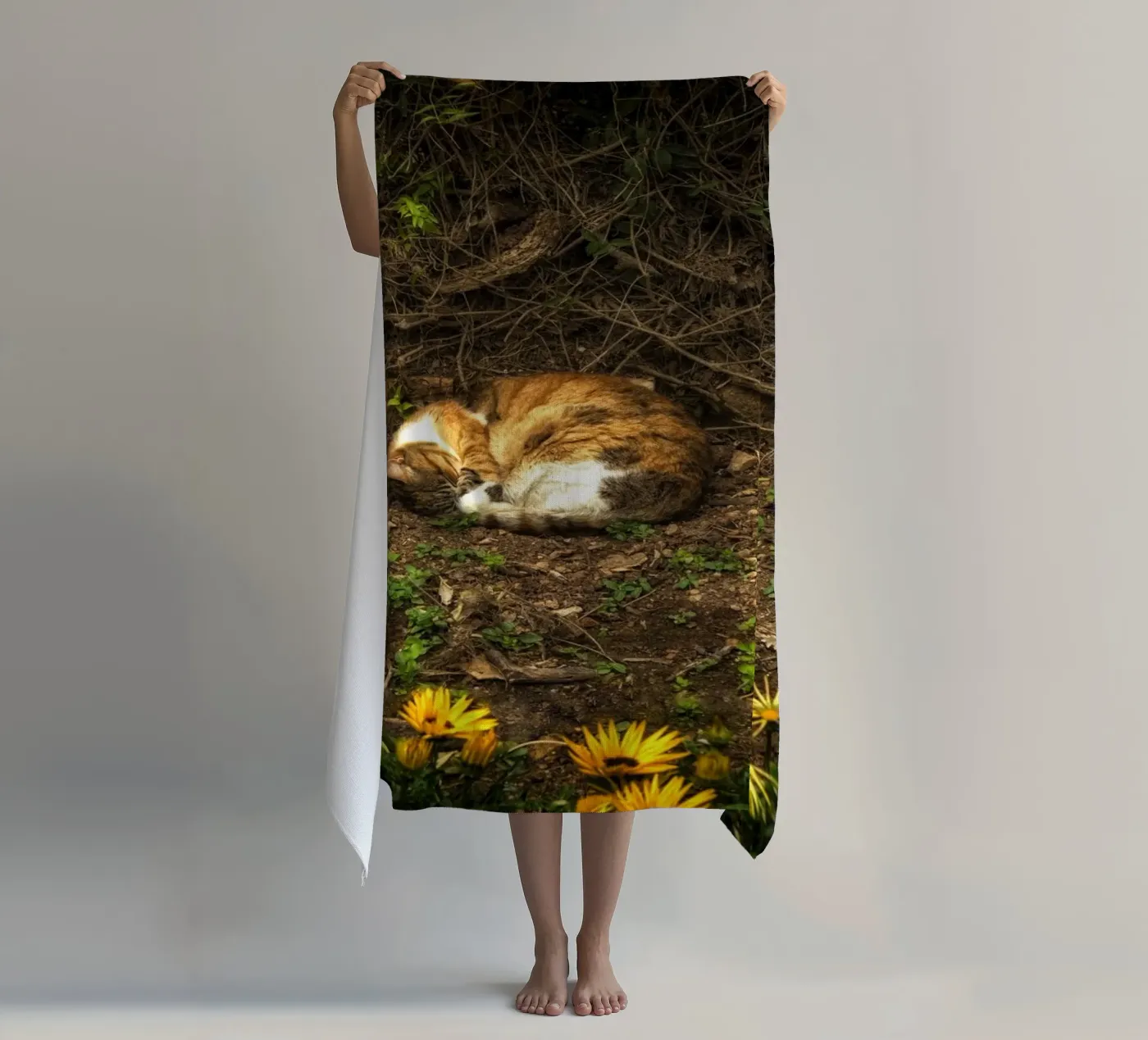 Gatto che dorme telo mare da Curious Collections by Marielle Leenders