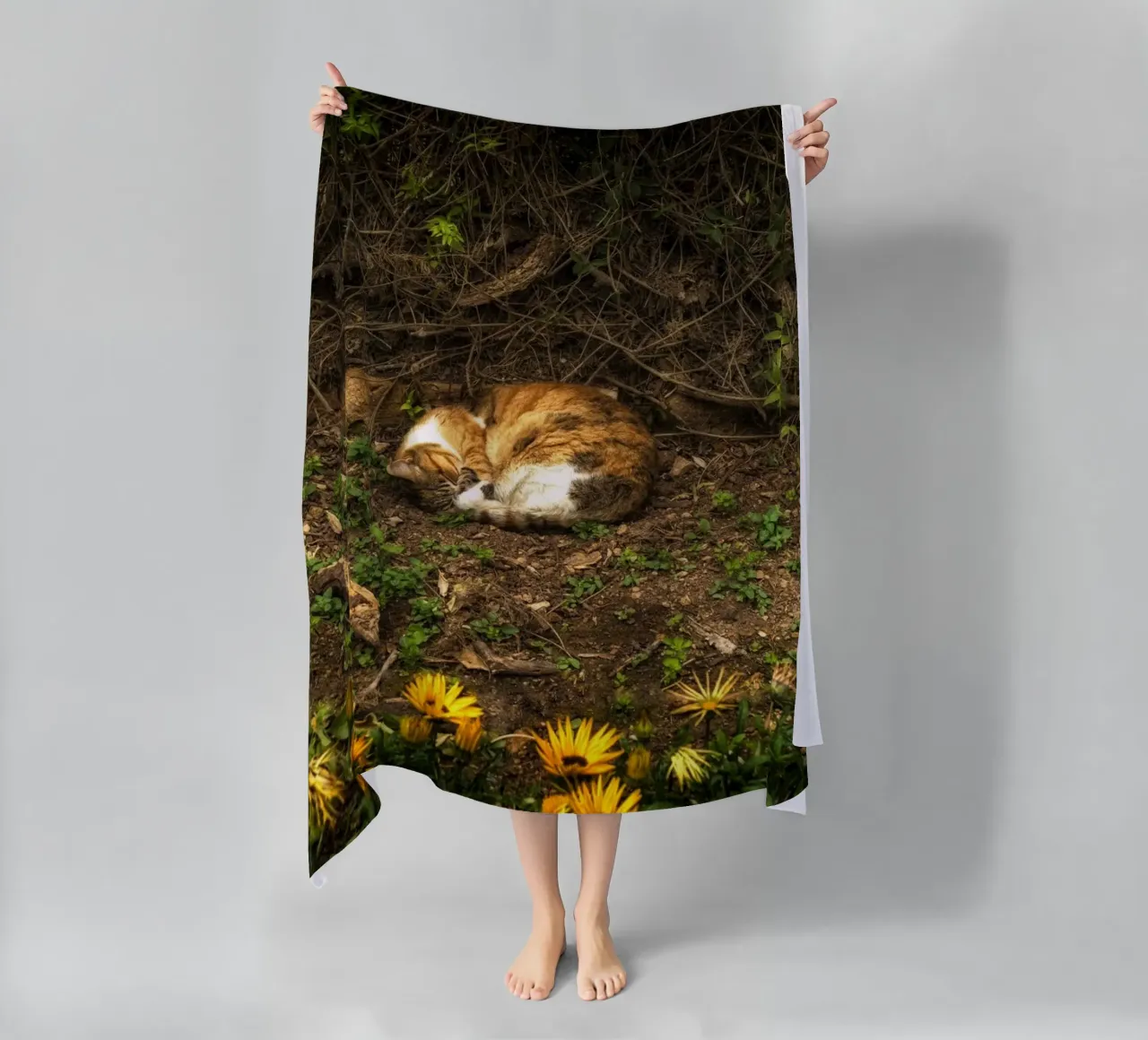 Slapende kat strandhanddoek van Curious Collections by Marielle Leenders