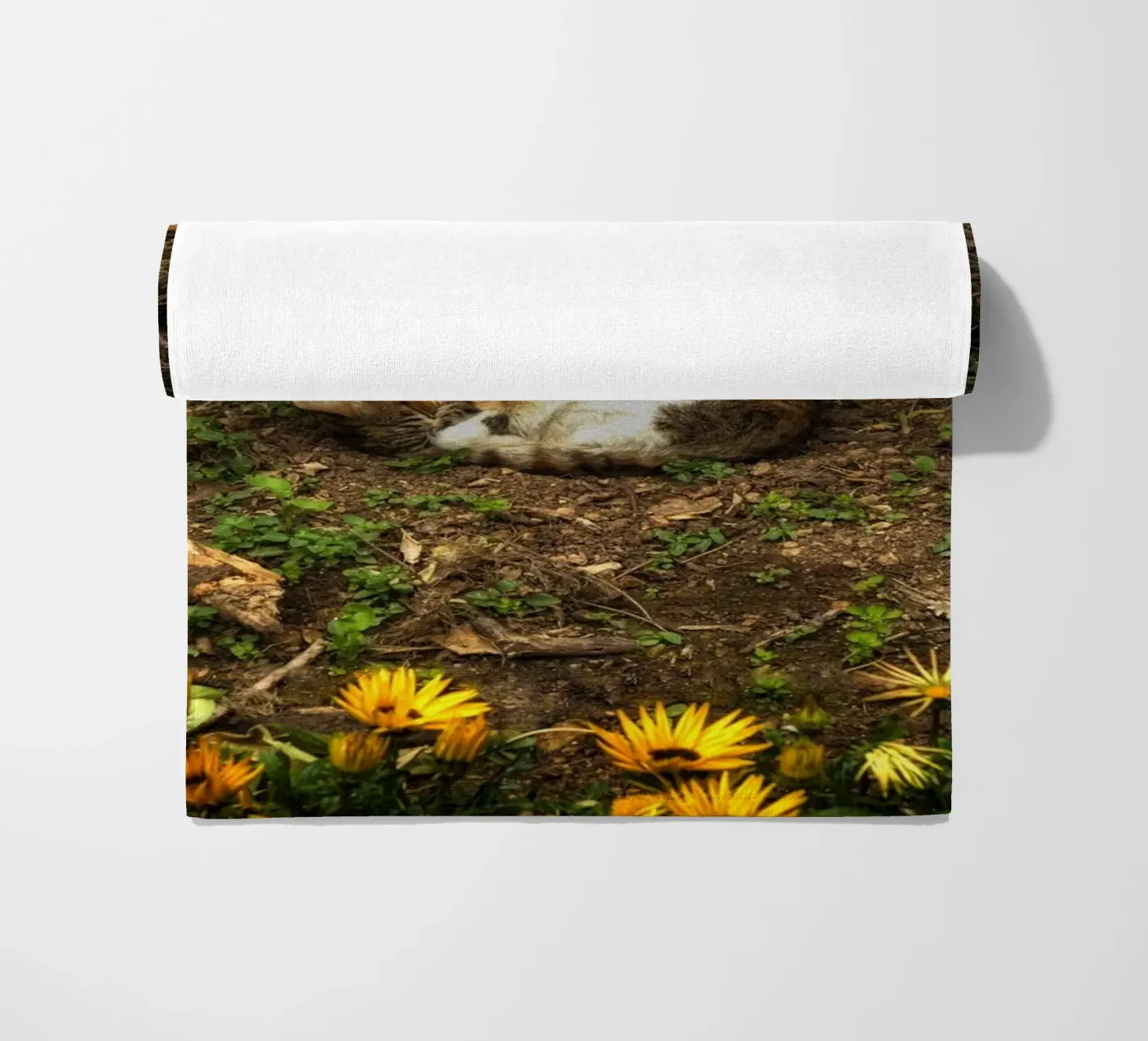 Gatto che dorme telo mare da Curious Collections by Marielle Leenders