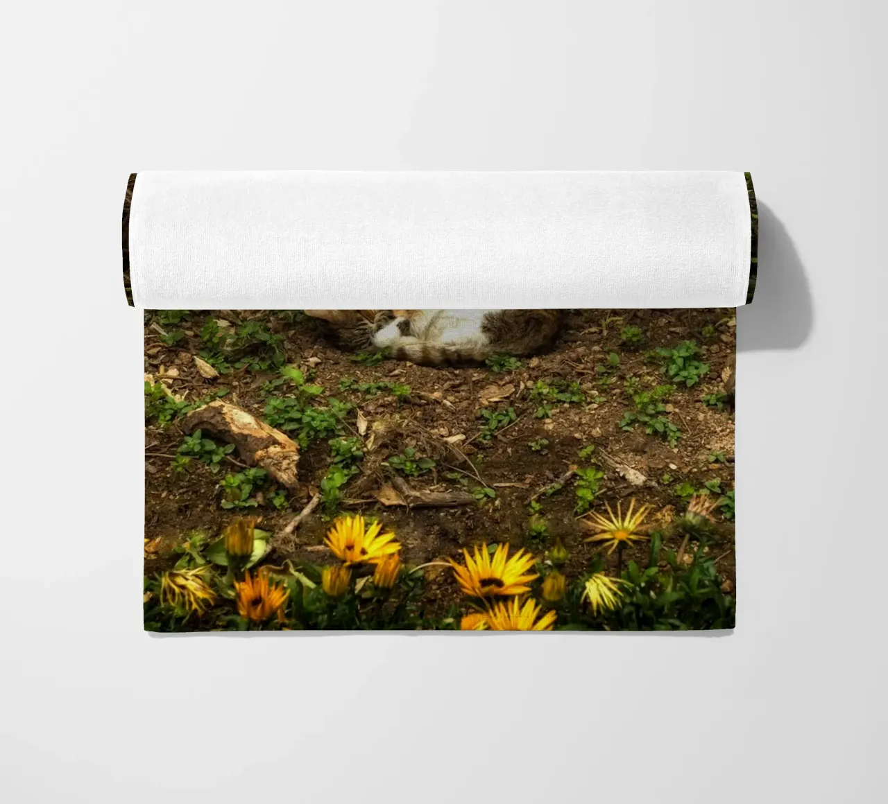 Slapende kat strandhanddoek van Curious Collections by Marielle Leenders