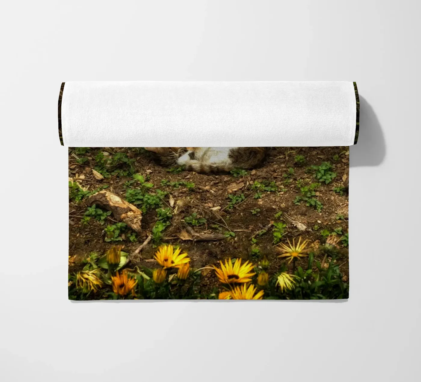 Gatto che dorme telo mare da Curious Collections by Marielle Leenders