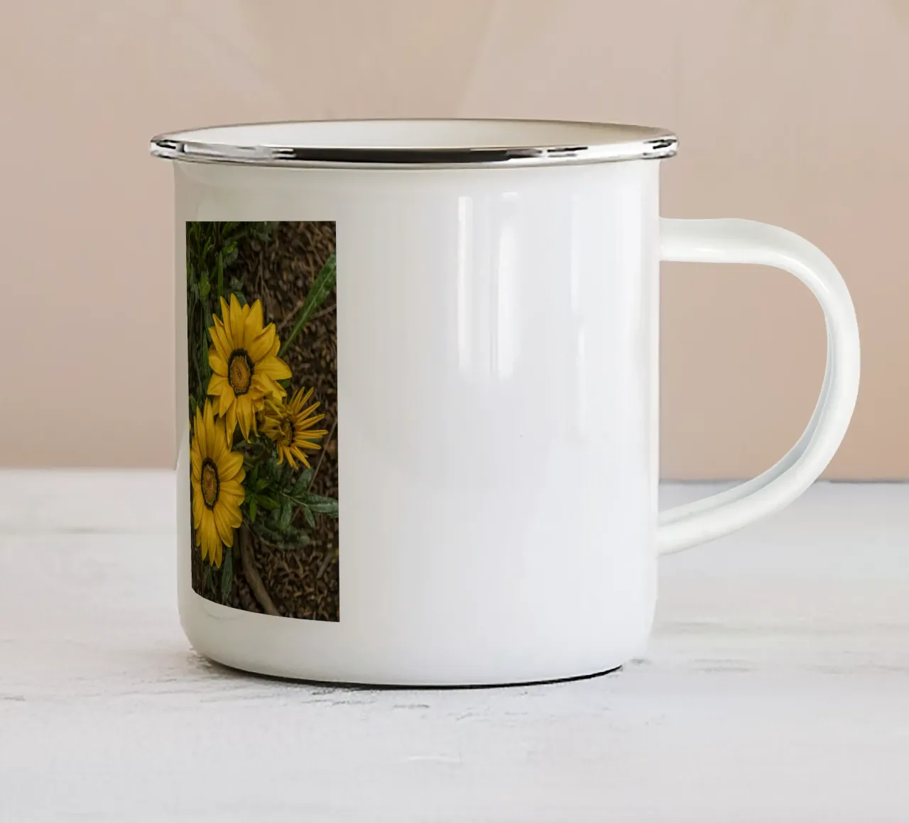 Fiori d'oro tazza in smalto da Curious Collections by Marielle Leenders