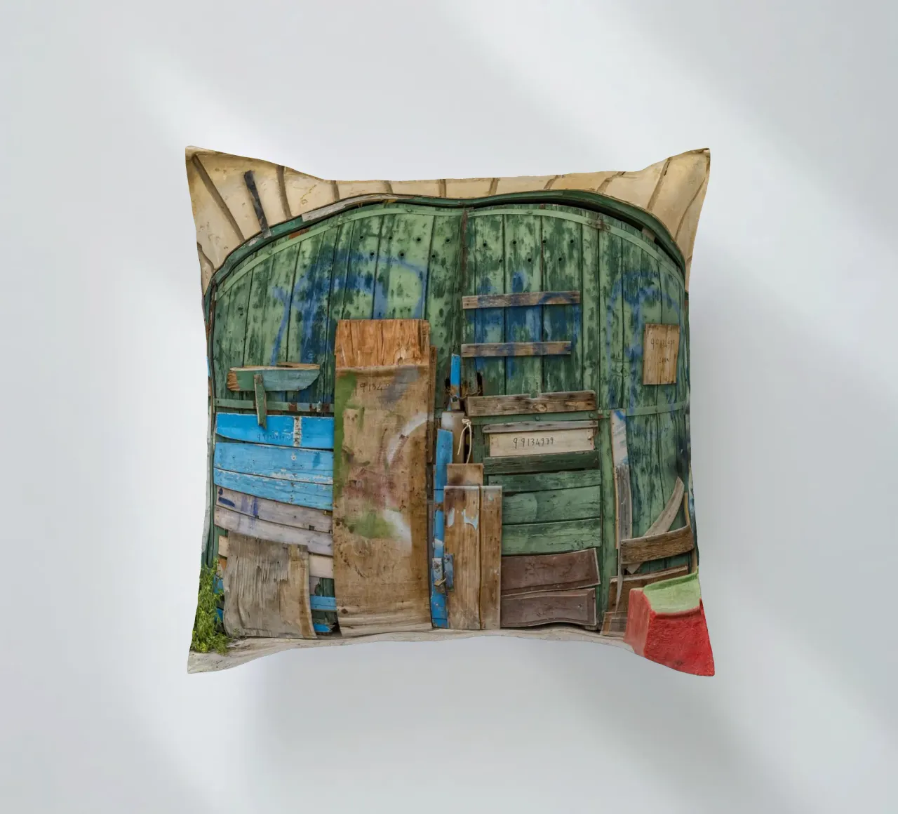 Ponte ad arco vintage con porte in legno cuscino da Curious Collections by Marielle Leenders