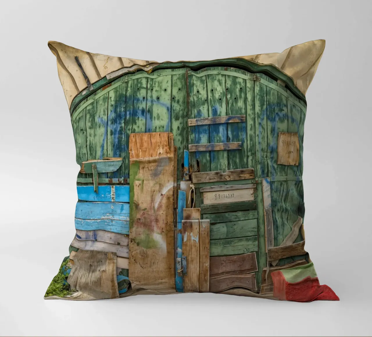 Ponte ad arco vintage con porte in legno cuscino da Curious Collections by Marielle Leenders