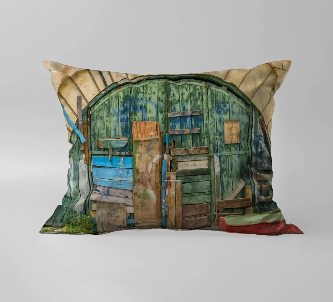 Ponte ad arco vintage con porte in legno cuscino da Curious Collections by Marielle Leenders