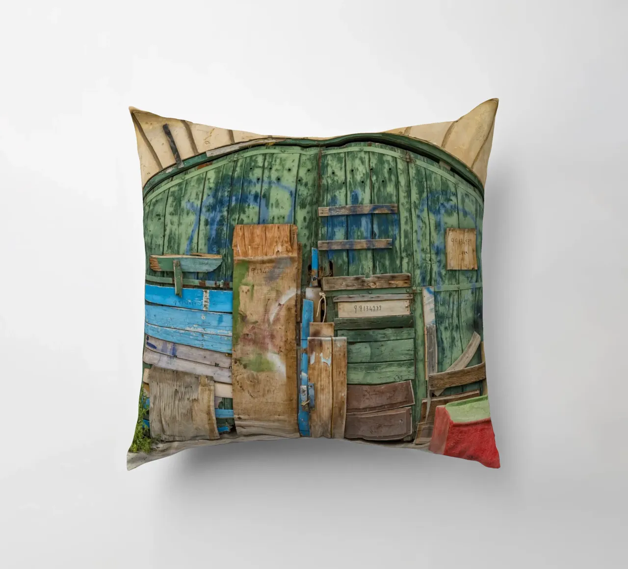Ponte ad arco vintage con porte in legno cuscino da Curious Collections by Marielle Leenders