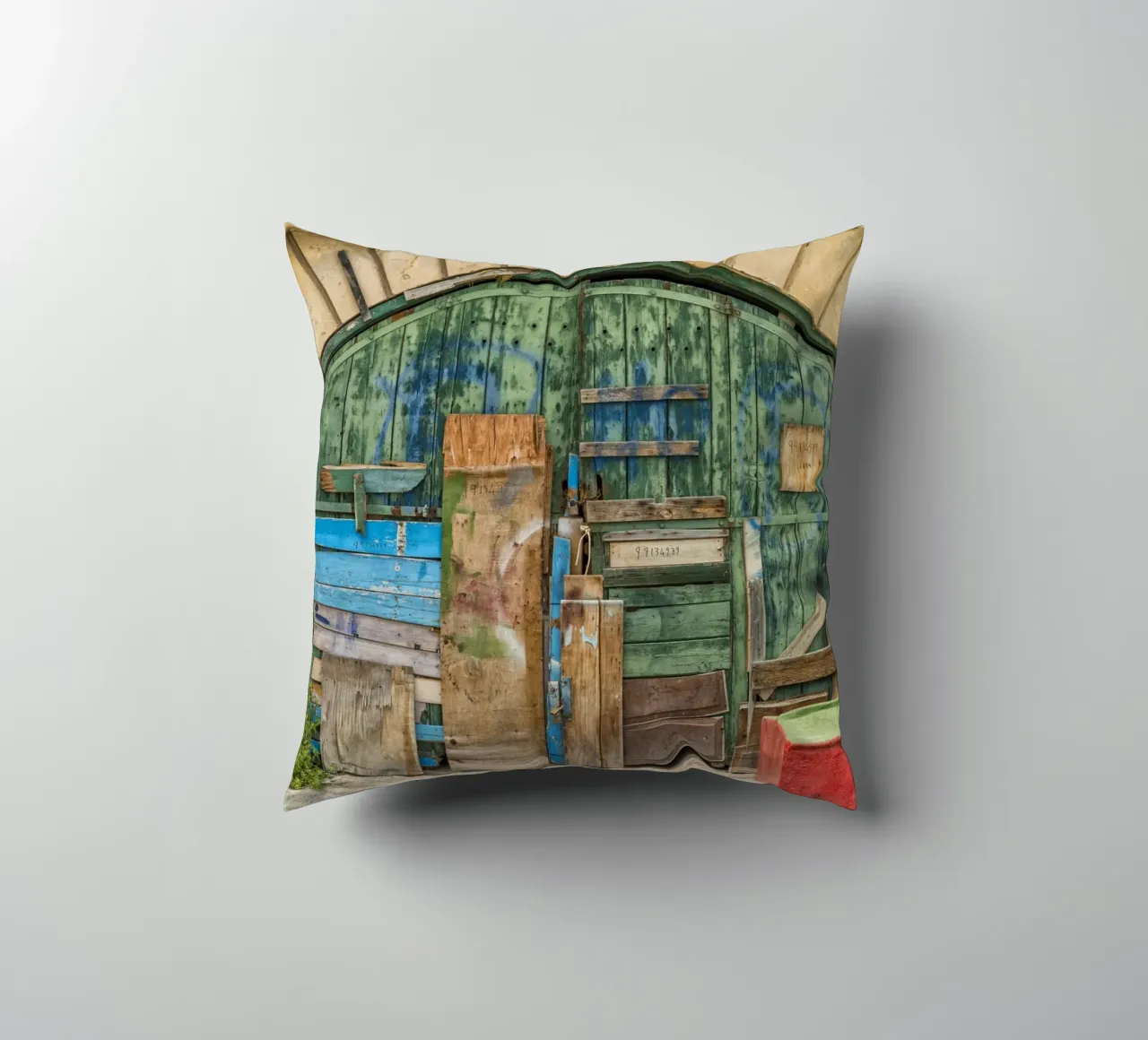 Ponte ad arco vintage con porte in legno cuscino da Curious Collections by Marielle Leenders