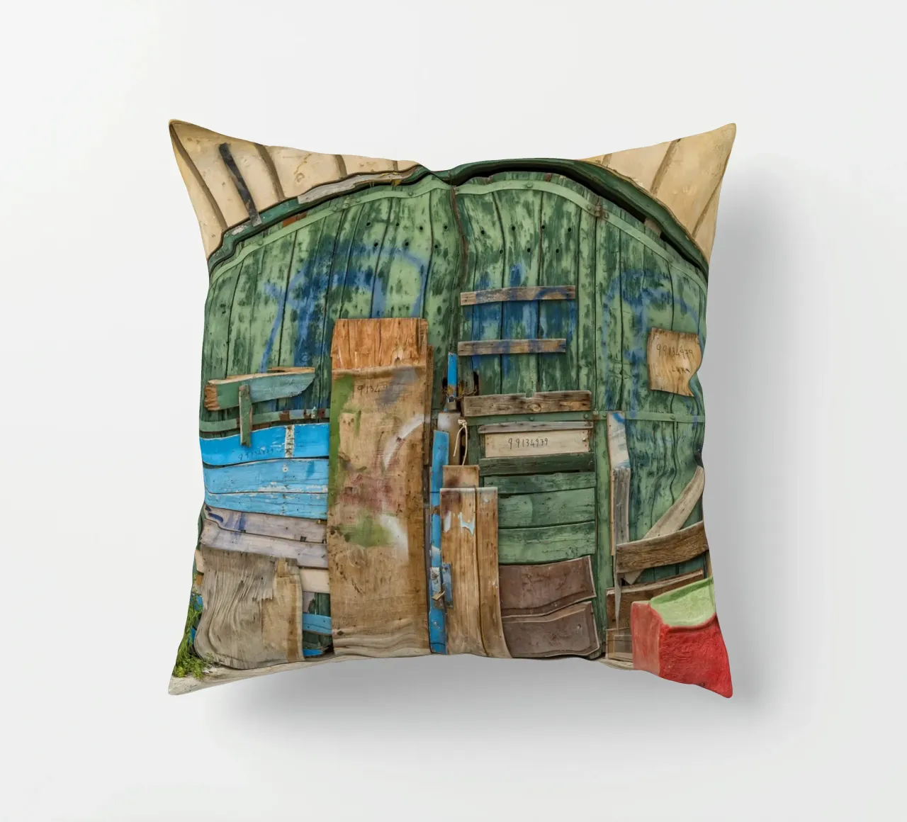 Ponte ad arco vintage con porte in legno cuscino da Curious Collections by Marielle Leenders