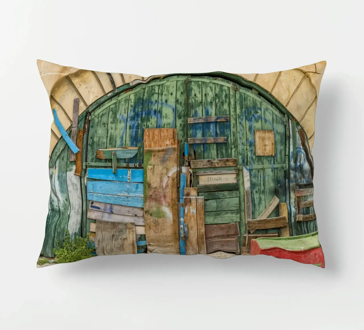 Ponte ad arco vintage con porte in legno cuscino da Curious Collections by Marielle Leenders