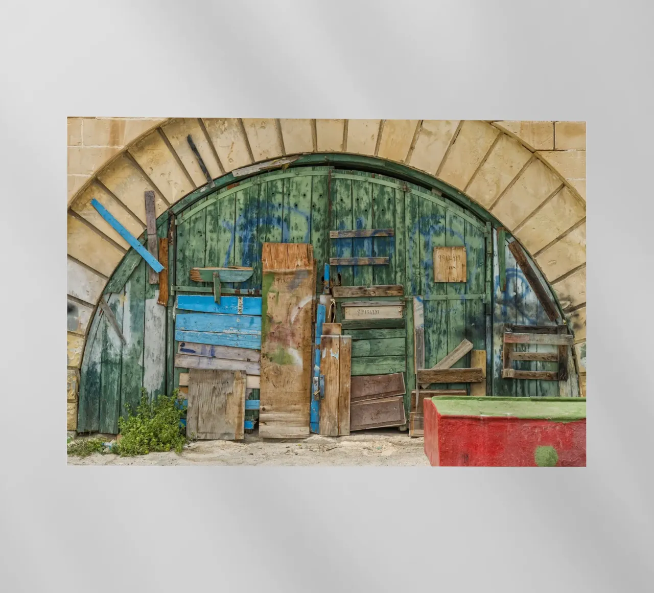Ponte ad arco vintage con porte in legno pellicola backlit da Curious Collections by Marielle Leenders
