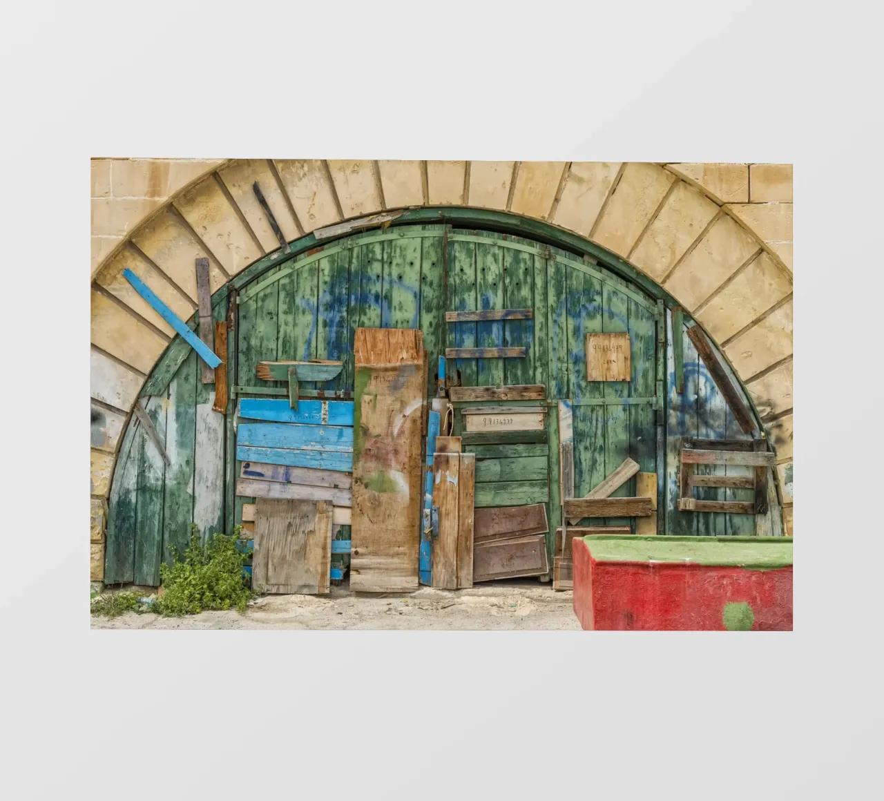 Ponte ad arco vintage con porte in legno telo in pvc da Curious Collections by Marielle Leenders