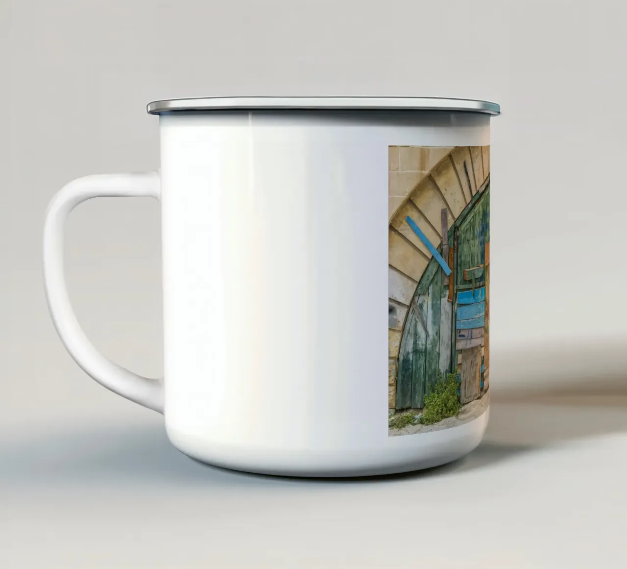 Ponte ad arco vintage con porte in legno tazza in smalto da Curious Collections by Marielle Leenders