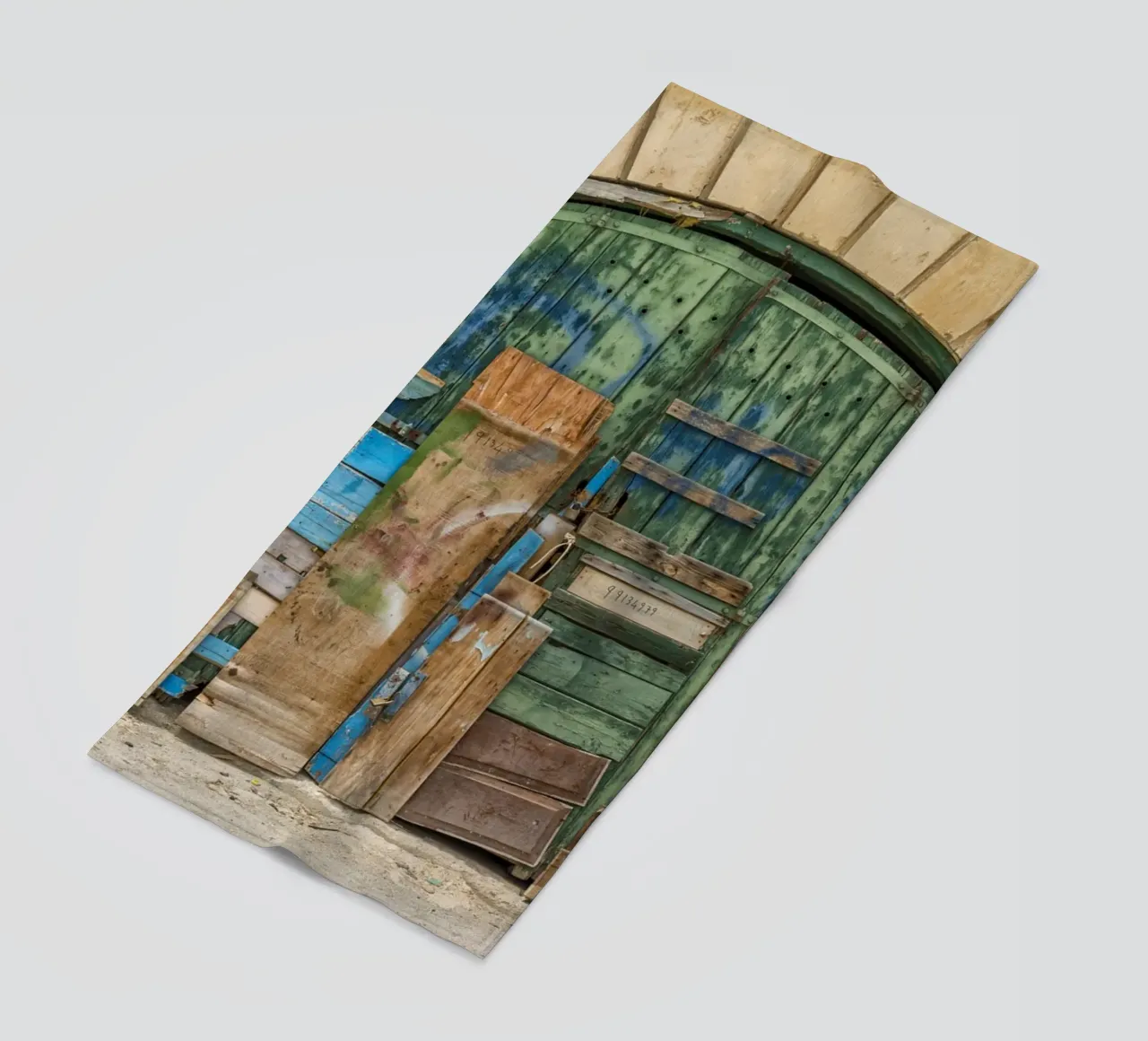 Ponte ad arco vintage con porte in legno telo mare da Curious Collections by Marielle Leenders