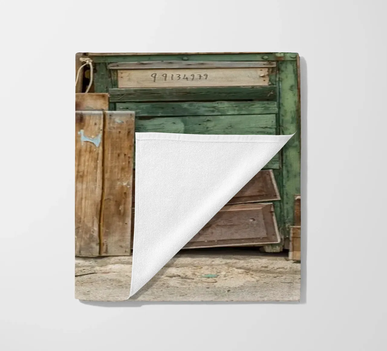 Ponte ad arco vintage con porte in legno telo mare da Curious Collections by Marielle Leenders