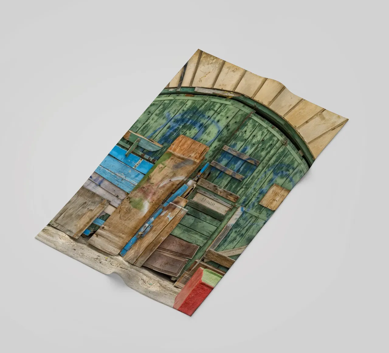 Ponte ad arco vintage con porte in legno telo mare da Curious Collections by Marielle Leenders