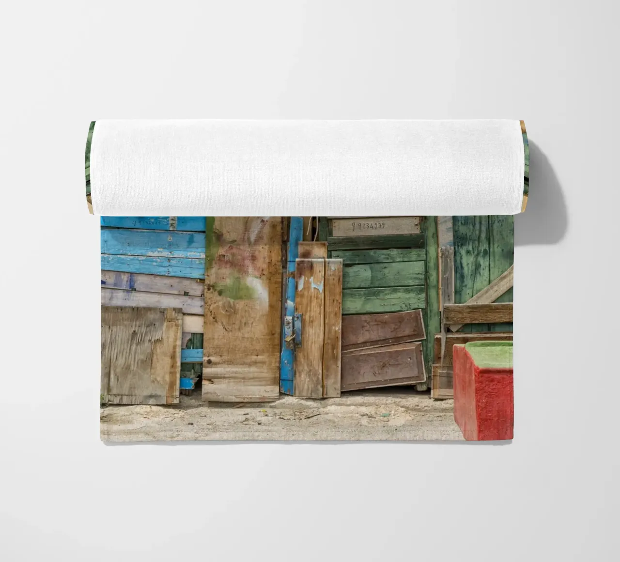 Ponte ad arco vintage con porte in legno telo mare da Curious Collections by Marielle Leenders