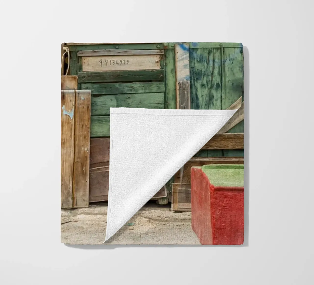 Ponte ad arco vintage con porte in legno telo mare da Curious Collections by Marielle Leenders