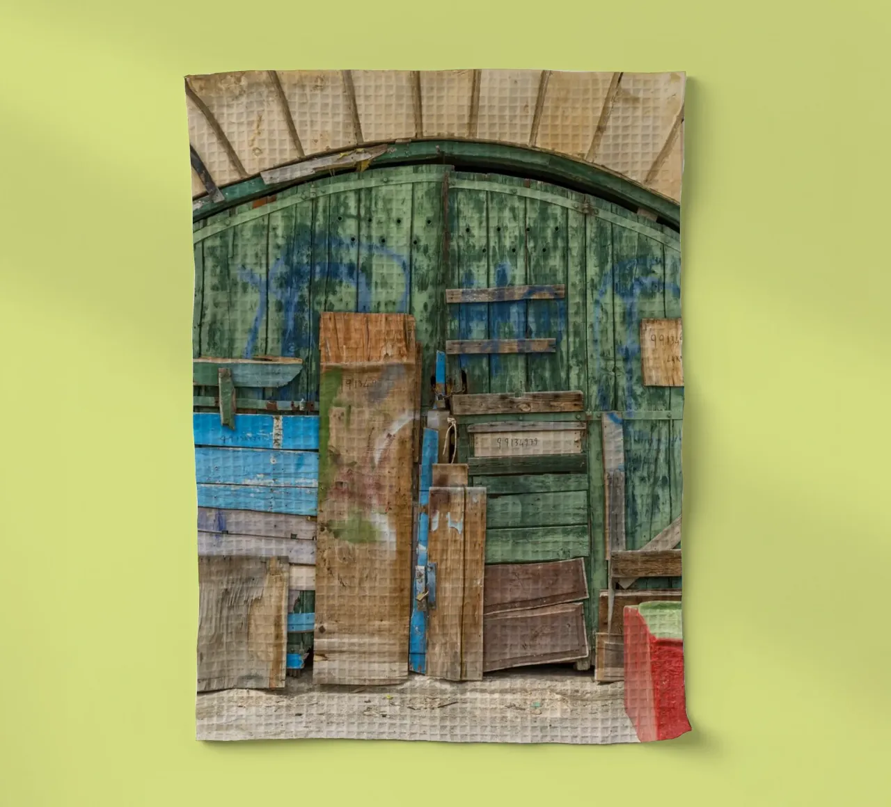 Ponte ad arco vintage con porte in legno canovaccio da cucina da Curious Collections by Marielle Leenders
