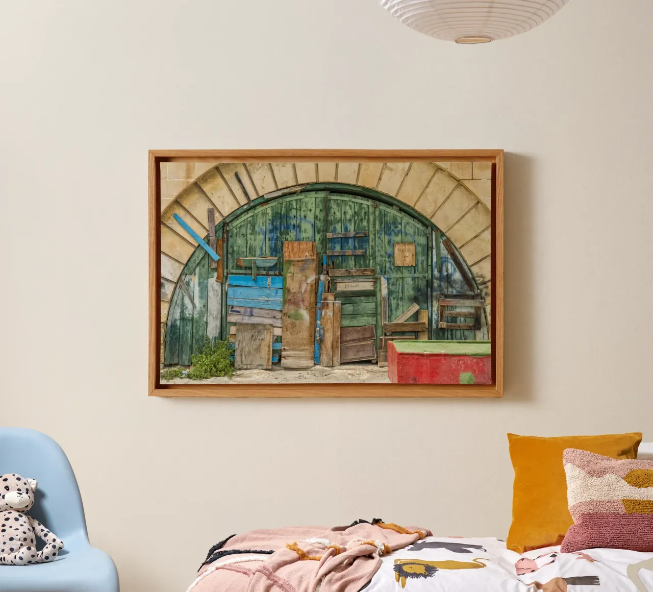 Ponte ad arco vintage con porte in legno tela con Cornice a cassetta da Curious Collections by Marielle Leenders
