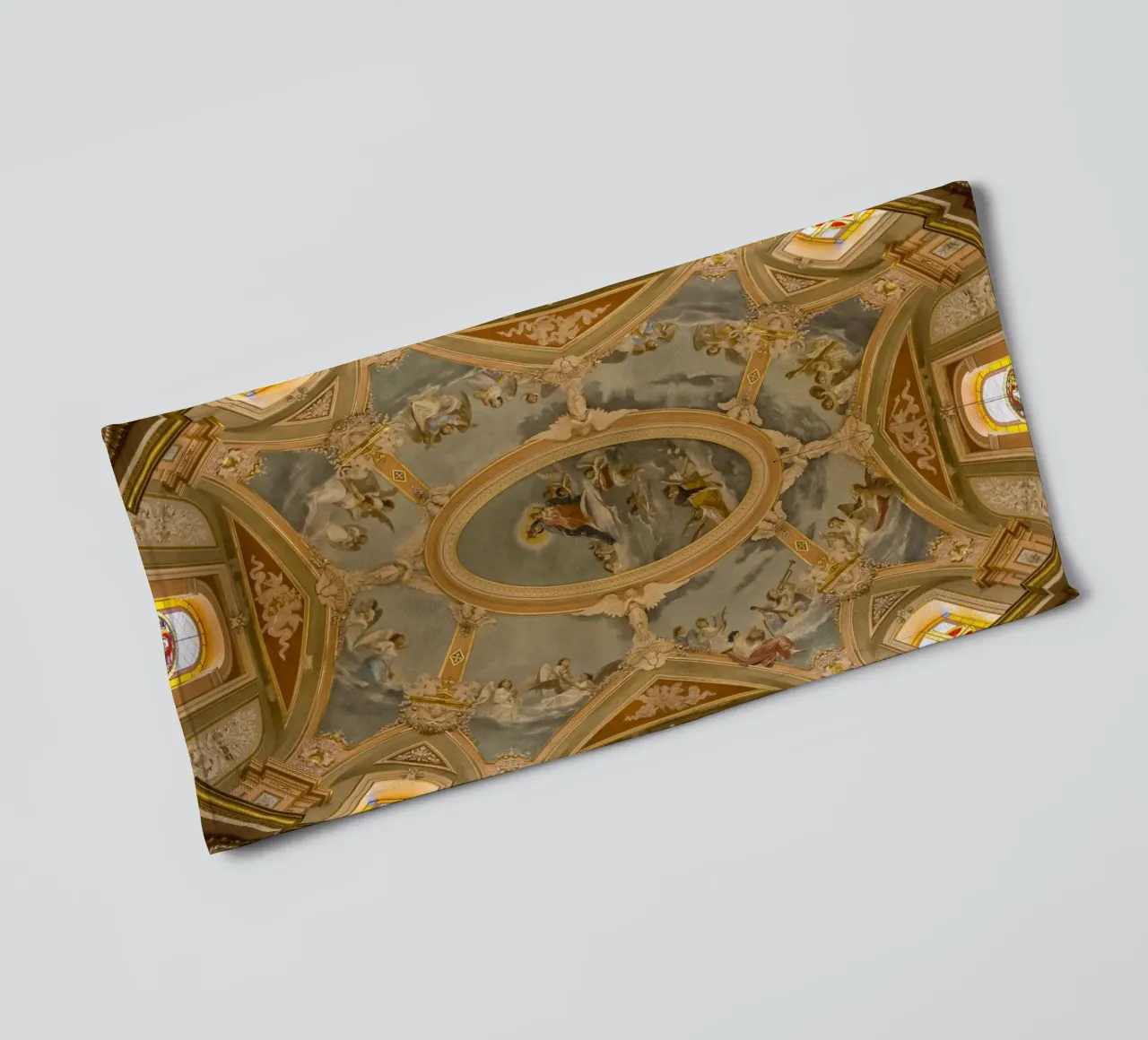 Dôme d'une église avec des fresques anciennes serviette de bain de Curious Collections by Marielle Leenders