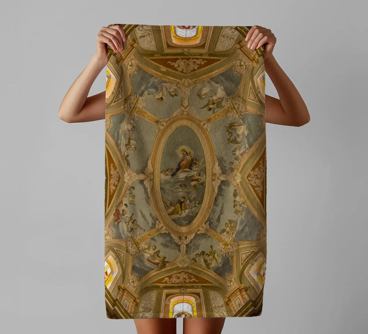 Dôme d'une église avec des fresques anciennes serviette de bain de Curious Collections by Marielle Leenders
