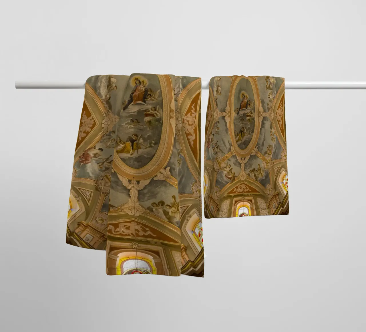 Dôme d'une église avec des fresques anciennes serviette de bain de Curious Collections by Marielle Leenders