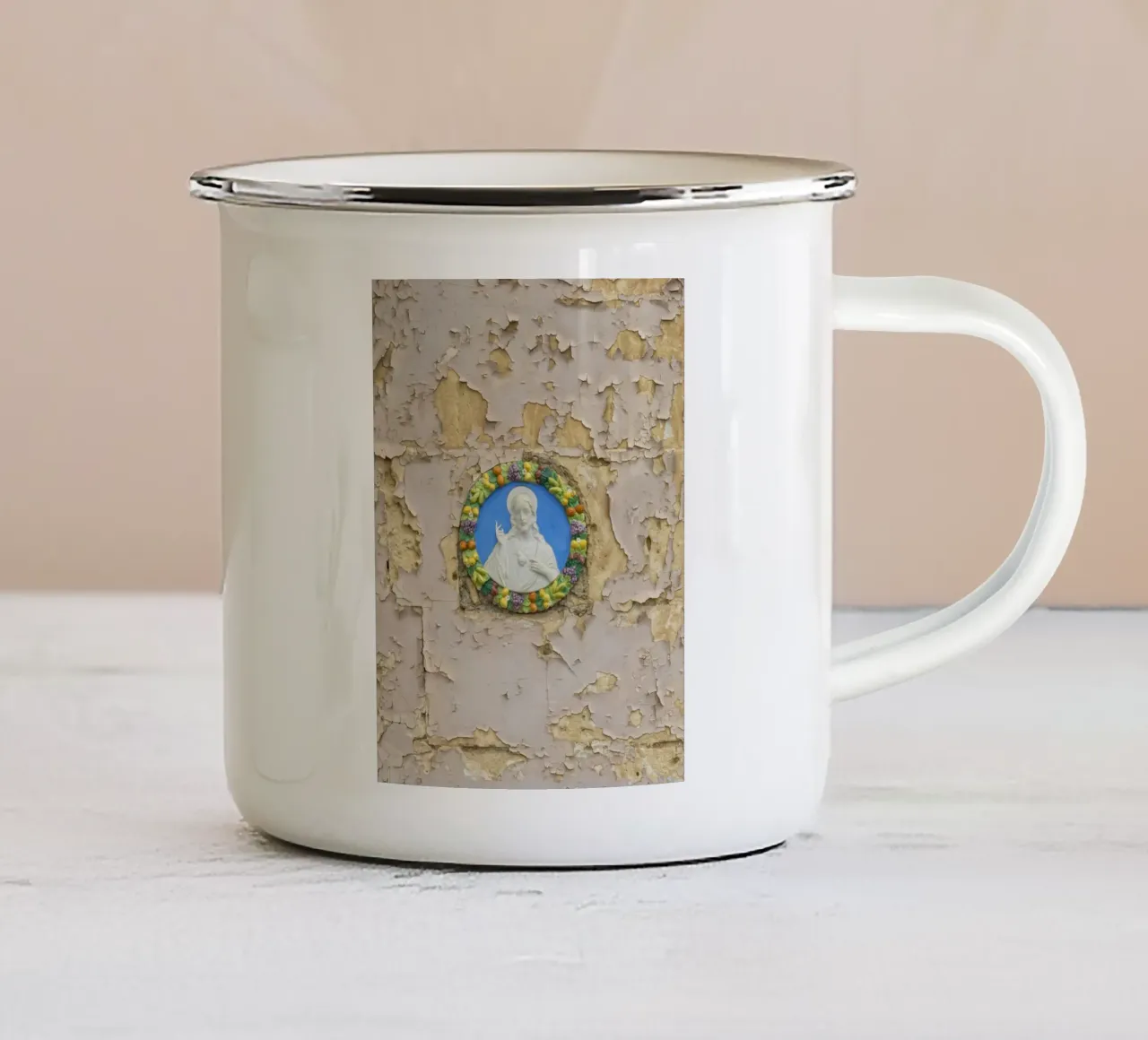 Medaglione sacro in parete tazza in smalto da Curious Collections by Marielle Leenders