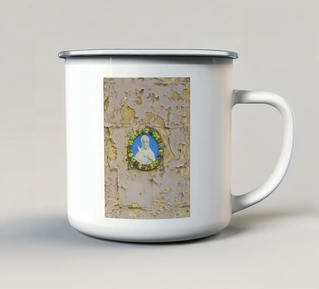 Medaglione sacro in parete tazza in smalto da Curious Collections by Marielle Leenders