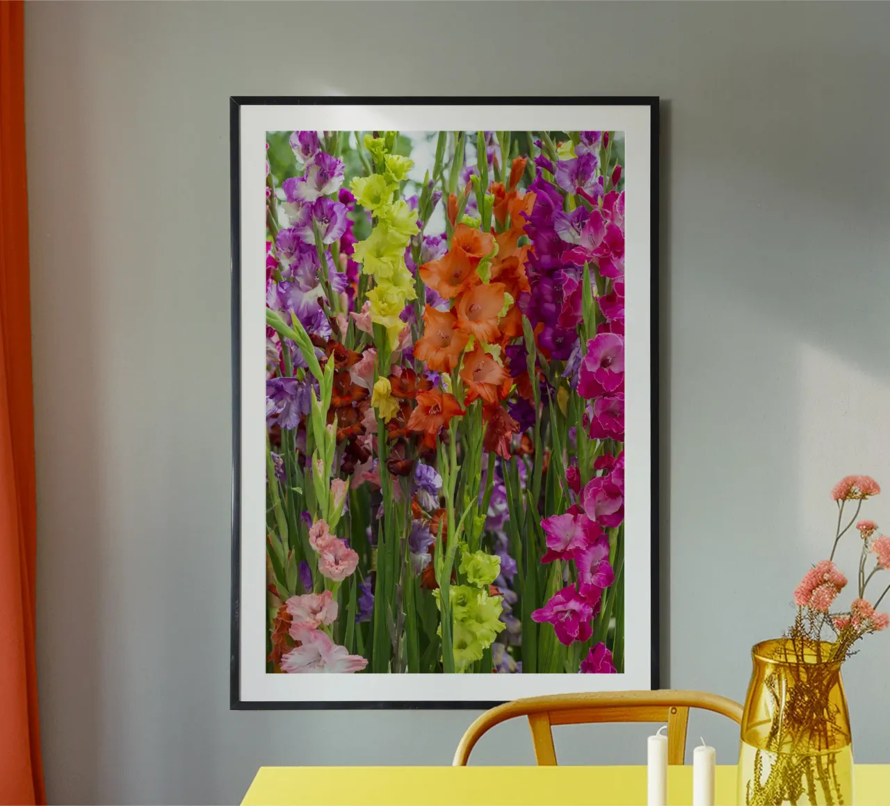 Fioriture vibranti di gladioli poster con telaio in legno da Curious Collections by Marielle Leenders