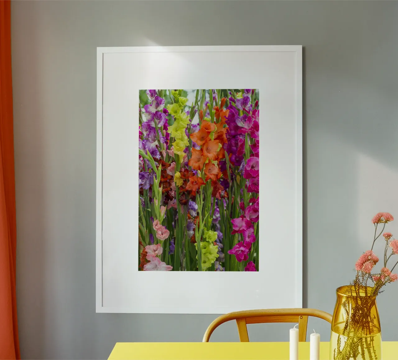 Fioriture vibranti di gladioli poster con telaio in legno da Curious Collections by Marielle Leenders