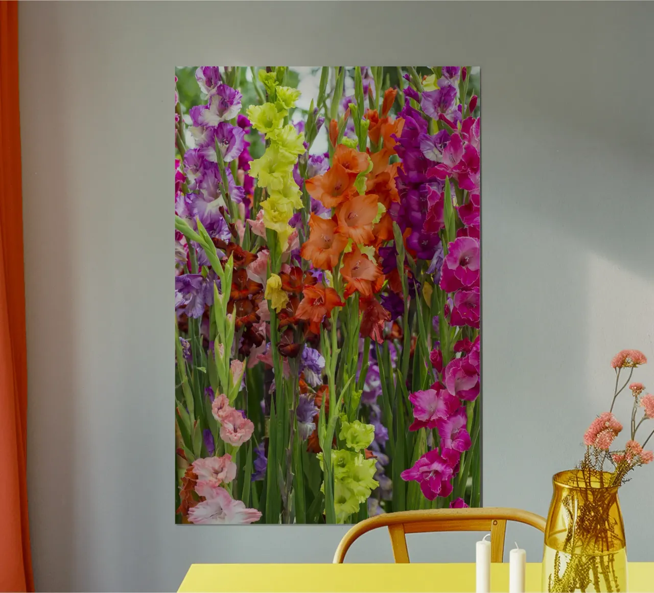 Fioriture vibranti di gladioli poster con telaio in legno da Curious Collections by Marielle Leenders