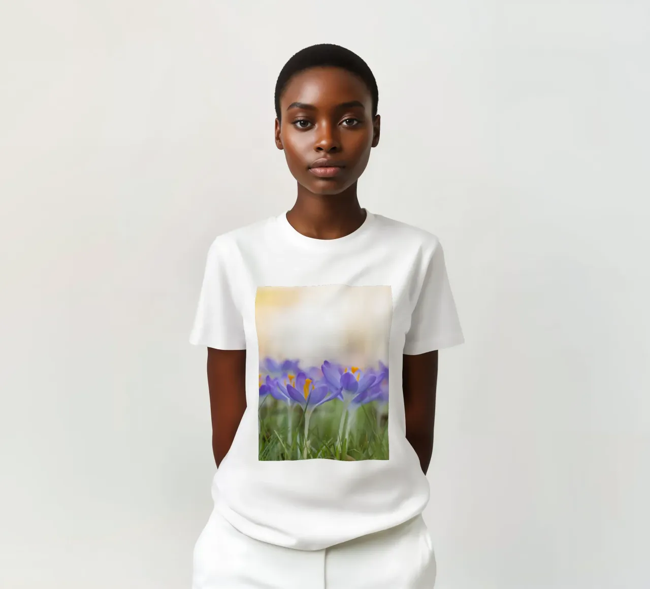 Lila Krokusse T-Shirt von Curious Collections by Marielle Leenders