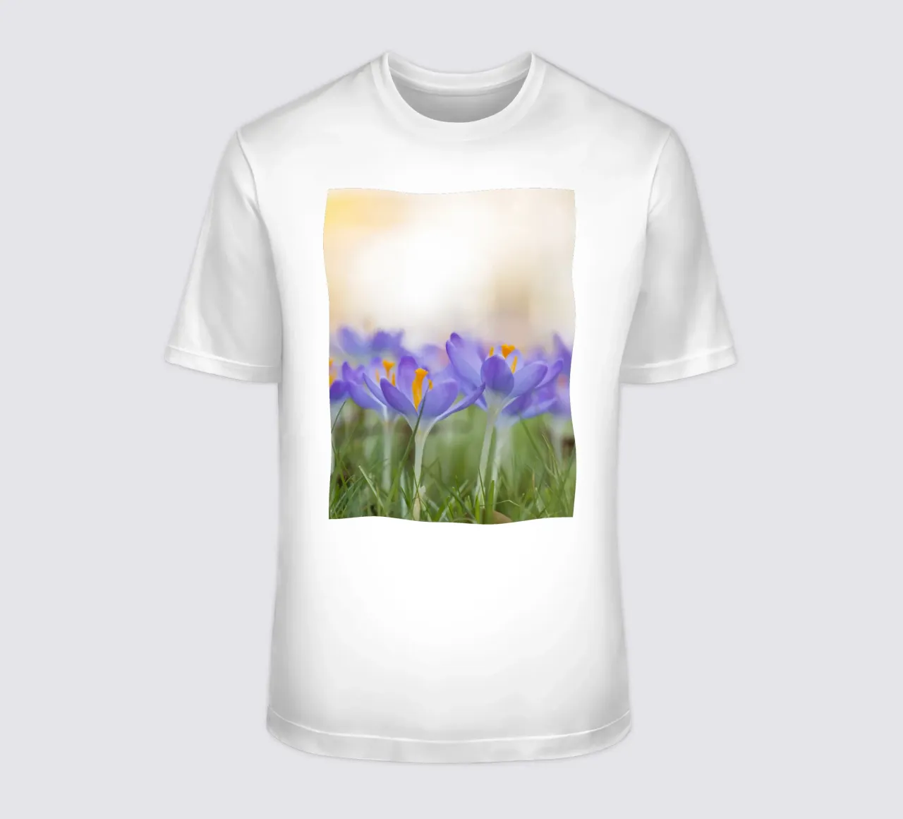 Lila Krokusse T-Shirt von Curious Collections by Marielle Leenders