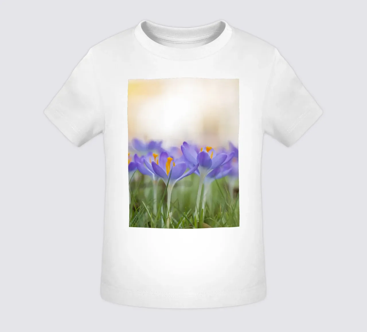 Lila Krokusse Baby T-Shirt von Curious Collections by Marielle Leenders