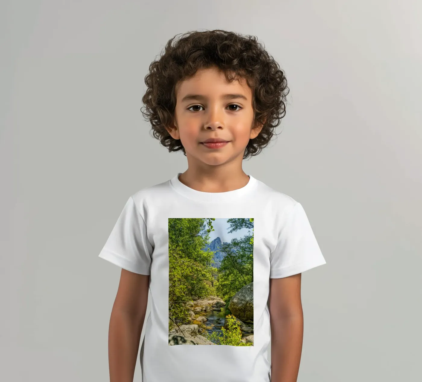 Mountain Stream t-shirt bambini da Curious Collections by Marielle Leenders
