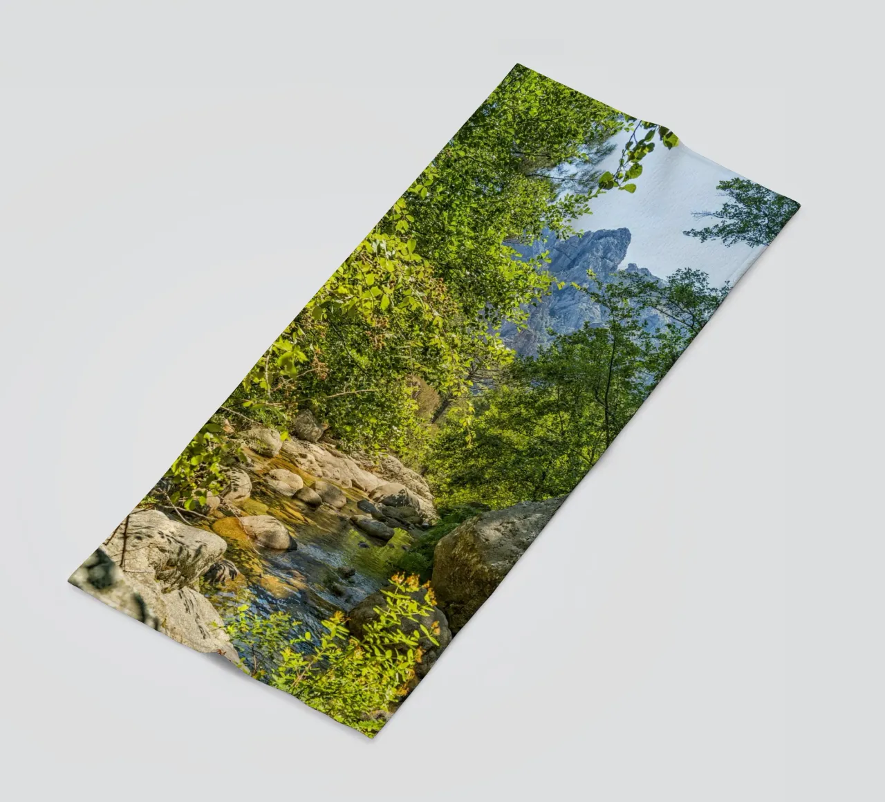 Mountain Stream telo mare da Curious Collections by Marielle Leenders