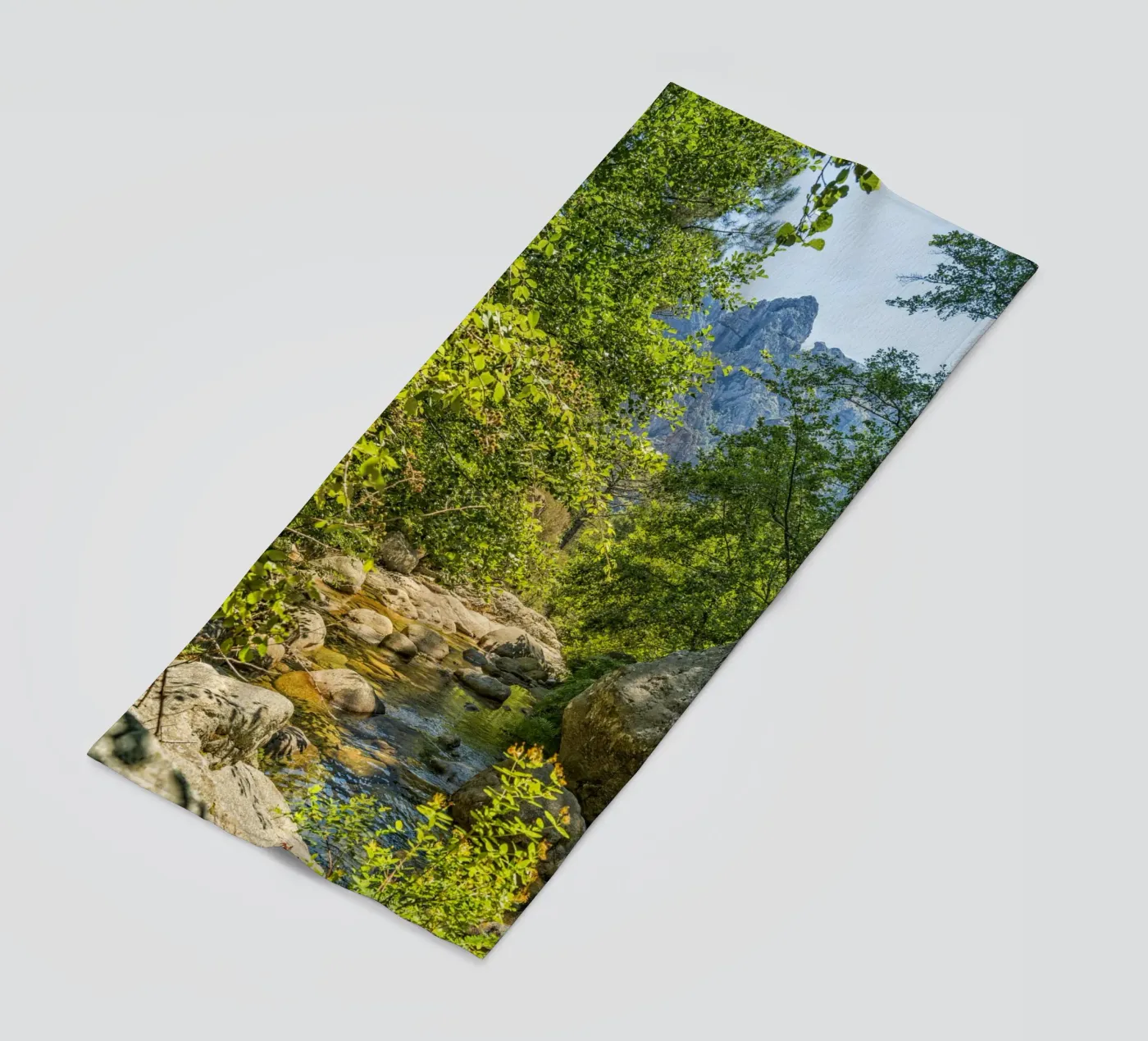 Ruscello di montagna telo mare da Curious Collections by Marielle Leenders