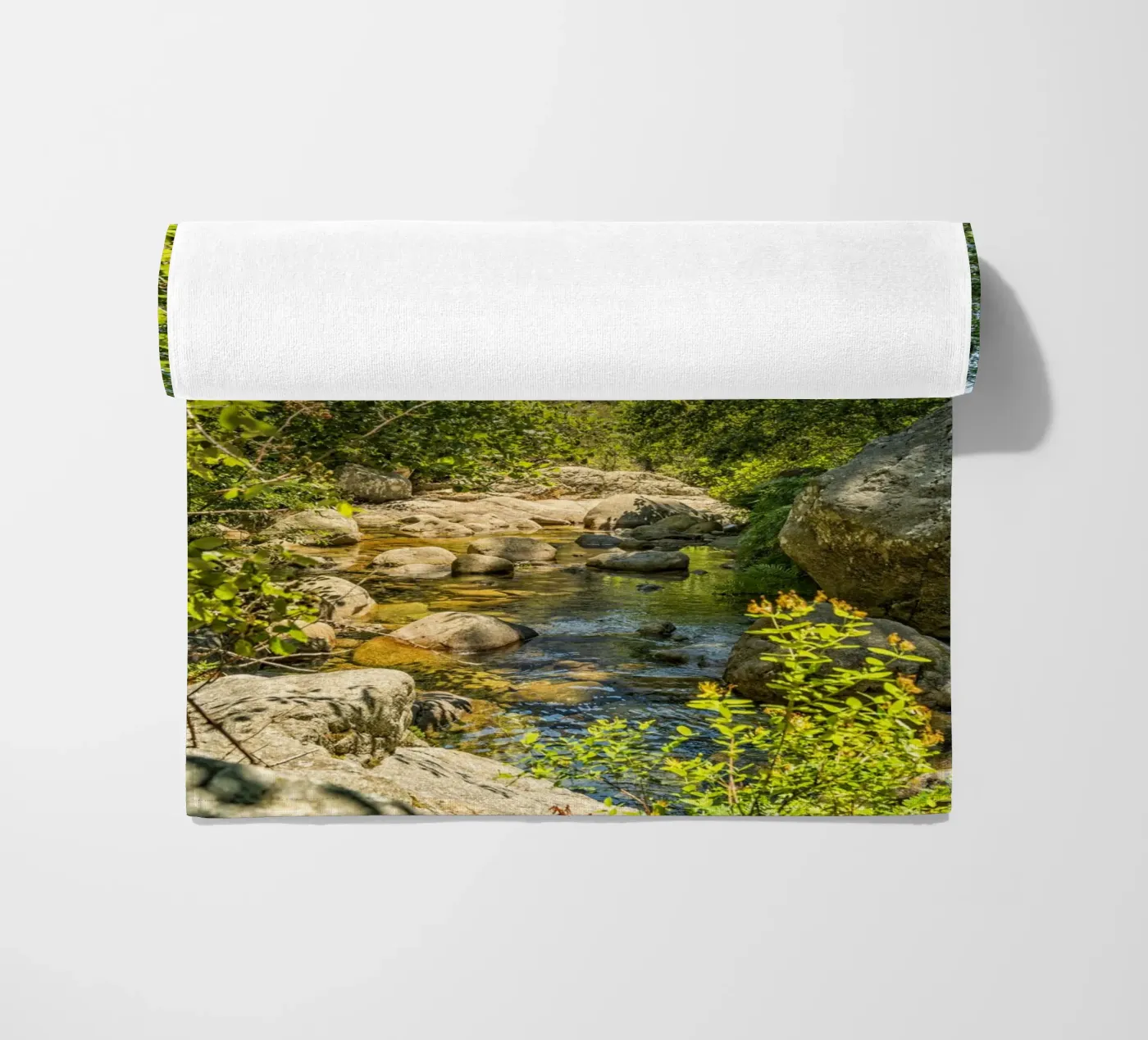 Ruscello di montagna telo mare da Curious Collections by Marielle Leenders