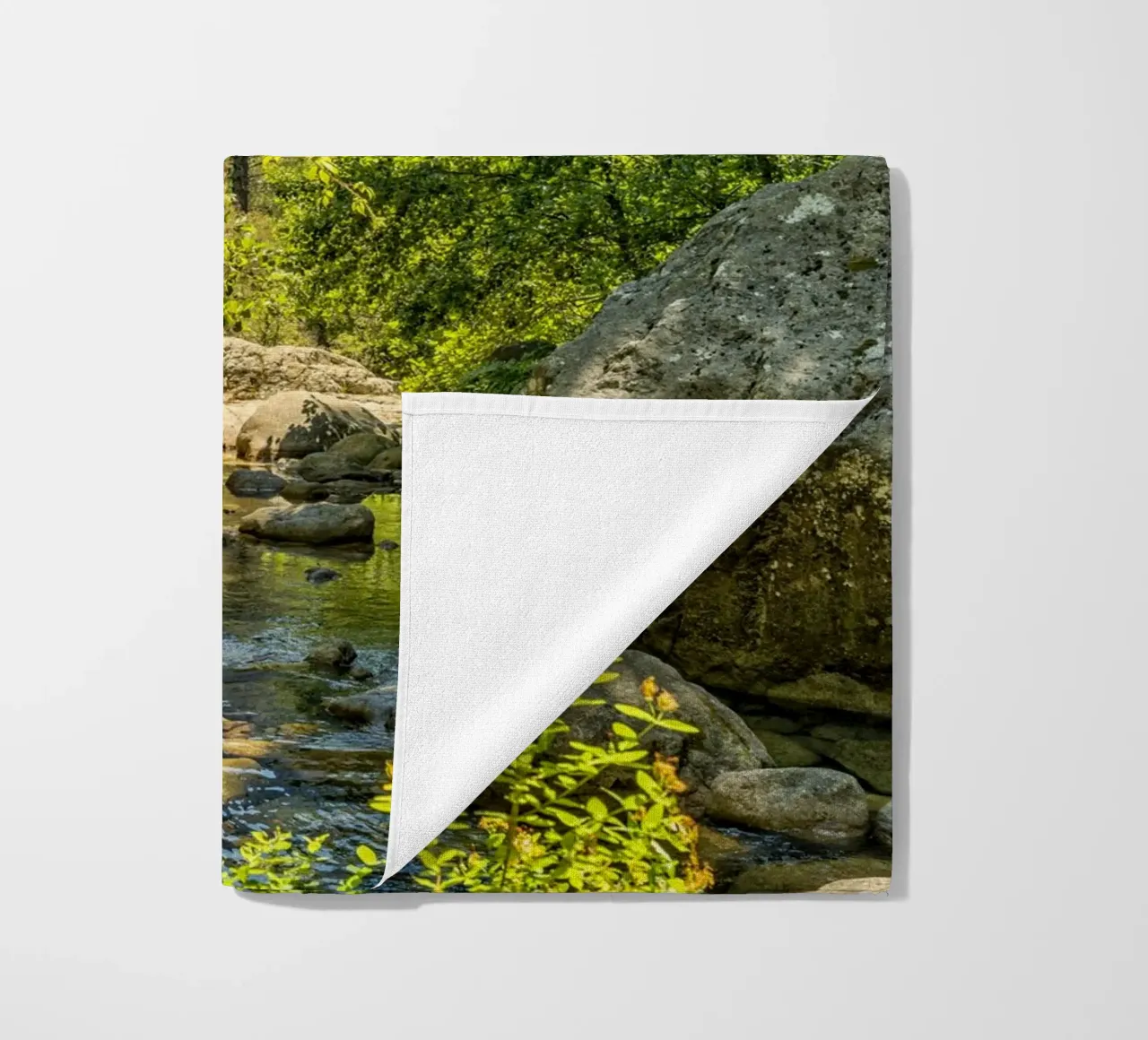 Mountain Stream telo mare da Curious Collections by Marielle Leenders