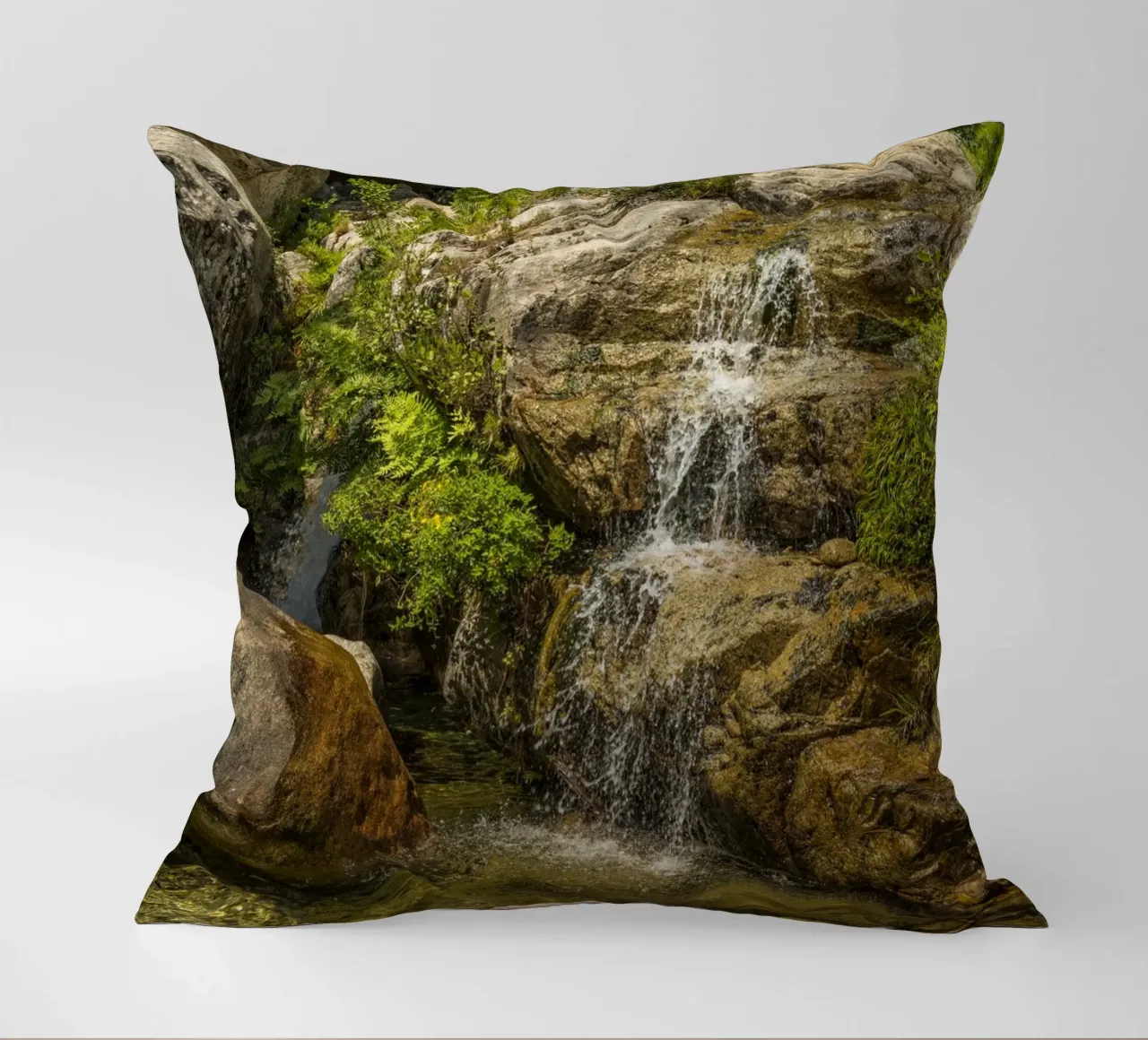 Piccola cascata cuscino da Curious Collections by Marielle Leenders