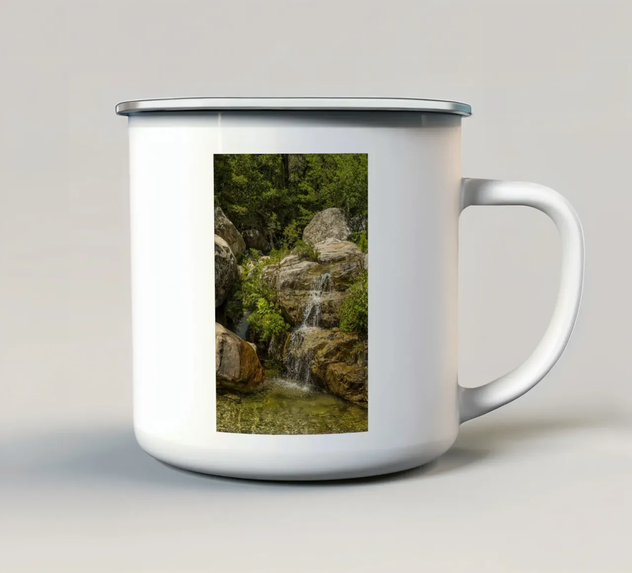 Piccola cascata tazza in smalto da Curious Collections by Marielle Leenders