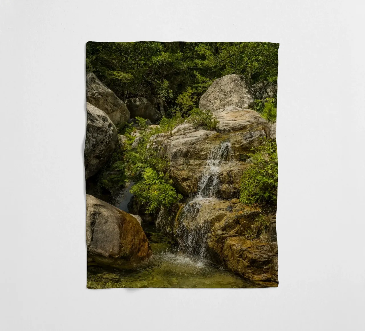 Piccola cascata coperta in pile da Curious Collections by Marielle Leenders