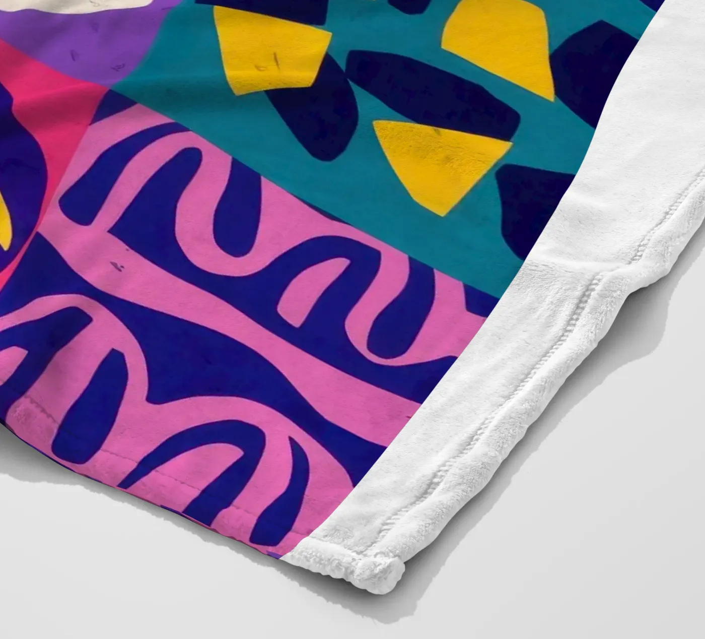 Patchwork geometrico viola coperta in pile da Bring Hues
