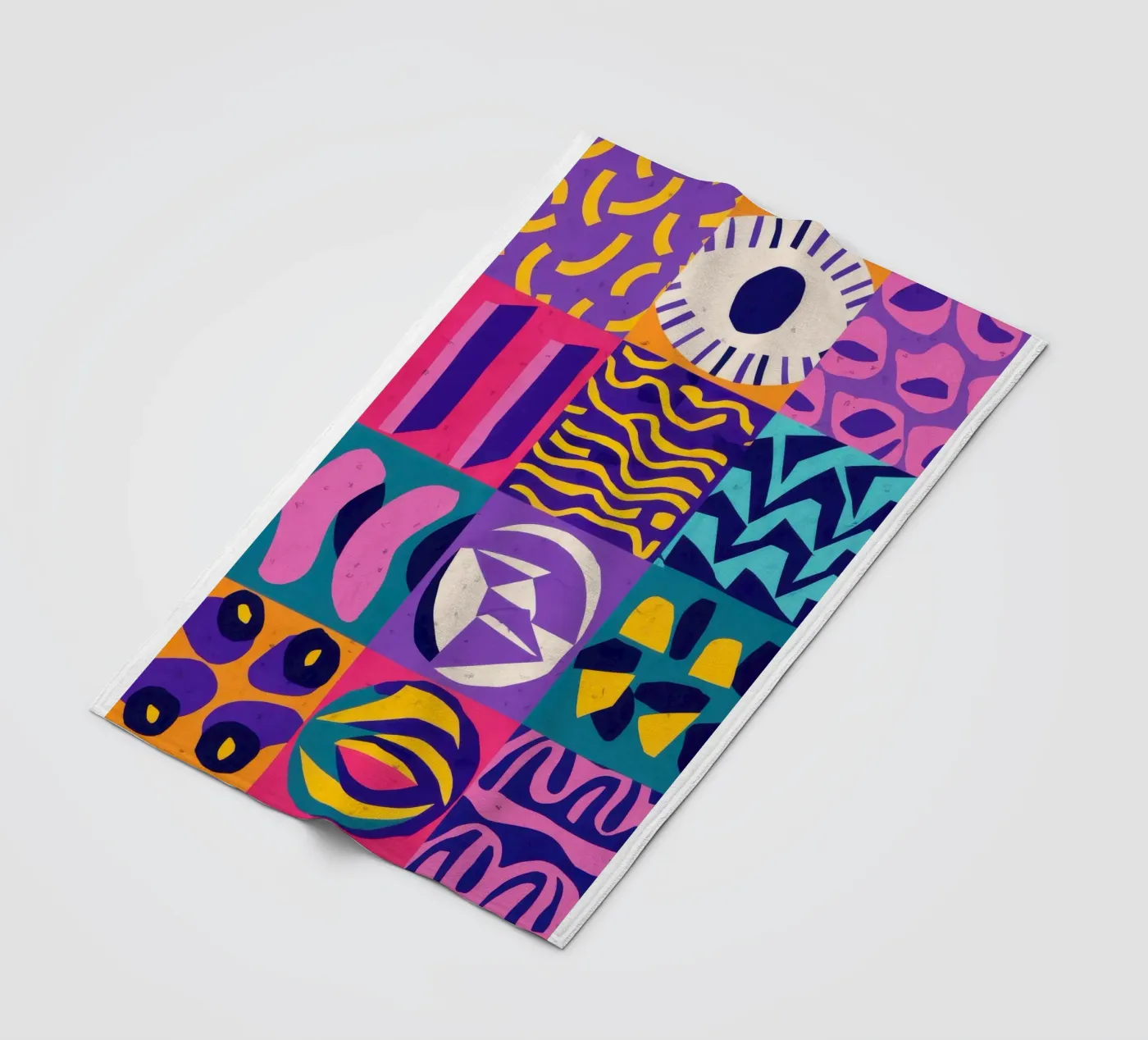 Patchwork geometrico viola coperta in pile da Bring Hues
