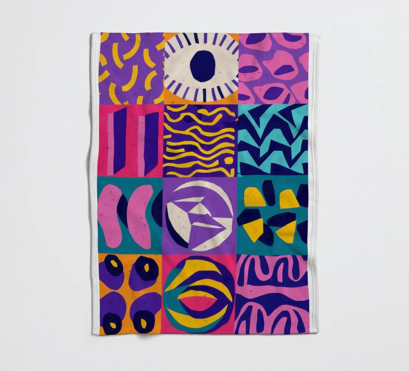 Patchwork geometrico viola coperta in pile da Bring Hues